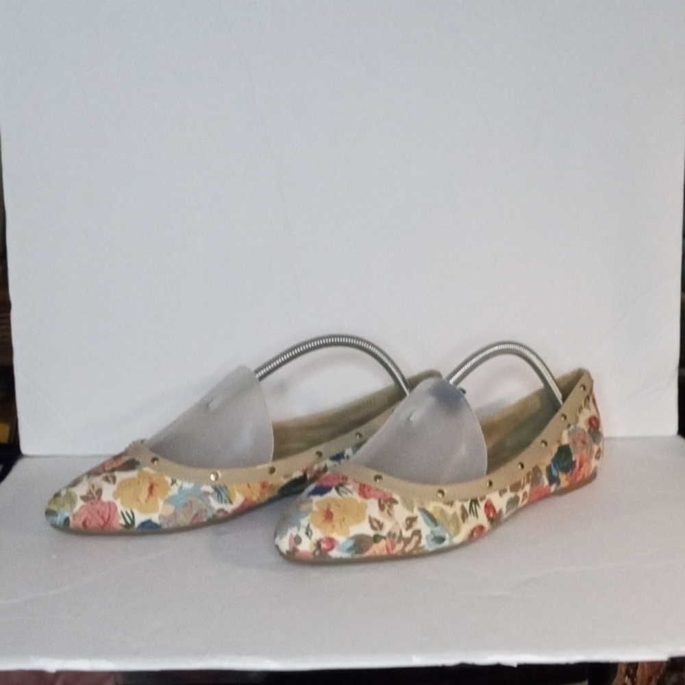 AVON Cushion Walk Pointed Toe Flat, 11, Tan floral print, Pre-owned